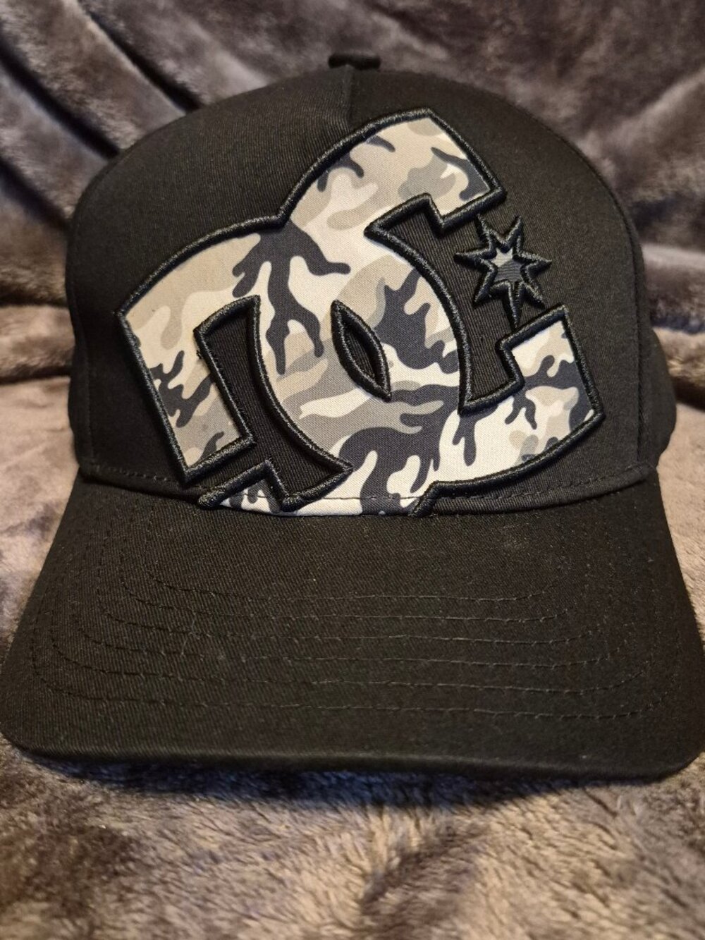 DC Shoes Black & Woodland Camo Raised Embroidered Big Logo Snapback Hat NWT